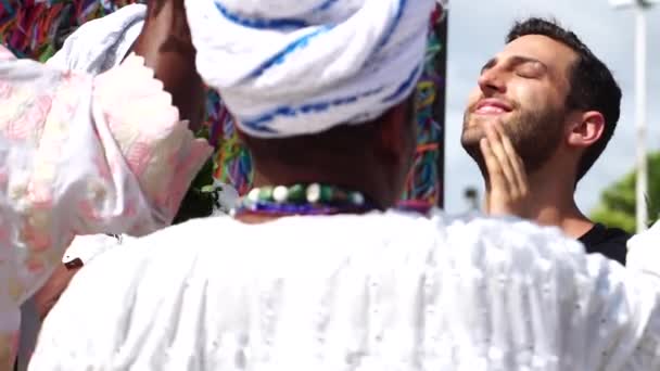 Candomble skupina požehnání turista v Salvadoru, Bahia, Brazílie — Stock video