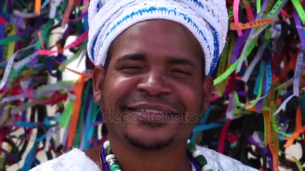 カンドンブレ司祭サルバドール、バイーア州、ブラジルのボンフィン教会で男の肖像 — ストック動画