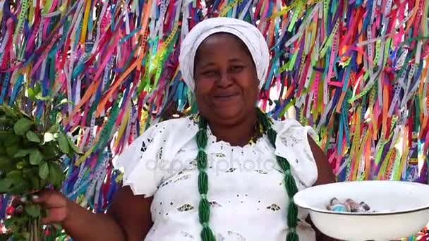 Портрет Кандомбле священик жінка в районі Bonfim церкви в Сальвадорі, Баїя, Бразилія — стокове відео