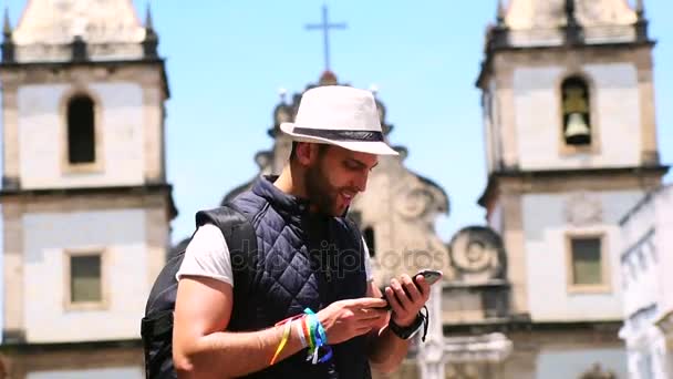 Turisten som söker ett landmärke med en GPS-Navigator på en Smartphone i Salvador, Brasilien — Stockvideo