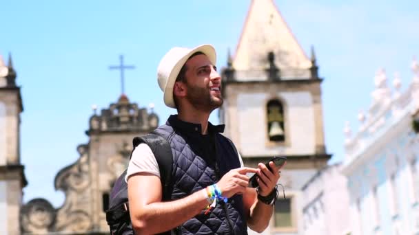 Турист знаходить місце на своєму мобільному телефоні — стокове відео