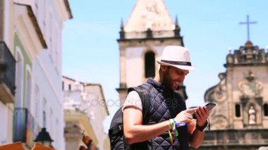 Turist onun cep telefonunun yerini bulma