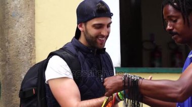 Sokak satıcı konuksever turist veren bazı Brezilyalı şeritler (Fita Bonfim) Salvador, Bahia, Brezilya