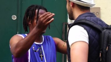 Brezilyalı Street turist Salvador, Bahia, Brezilya için onun ürünleri satan satıcı