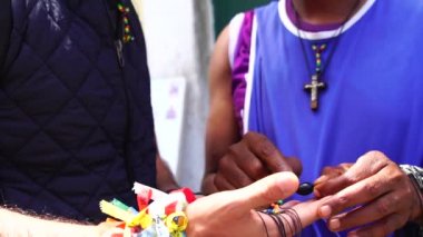 Brezilyalı Street turist Salvador, Bahia, Brezilya için onun ürünleri satan satıcı