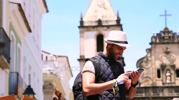 Турист знаходить місце на своєму мобільному телефоні — стокове відео