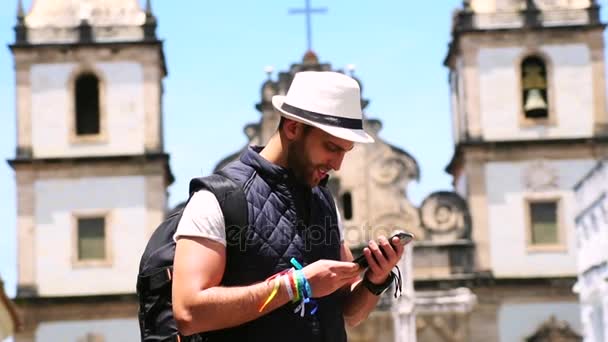 Turistické najít místo na svůj mobilní telefon — Stock video