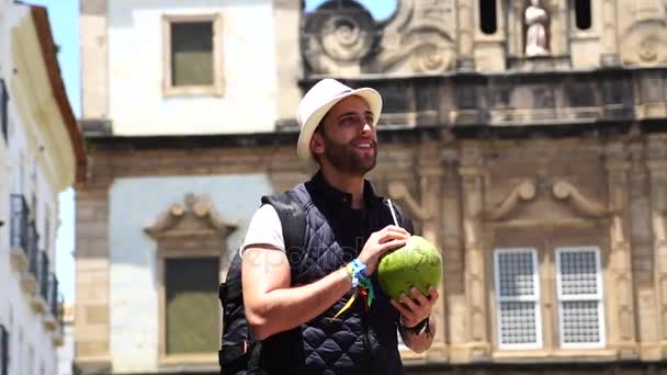 Caminhada turística com coco em Pelourinho, Bahia, Salvador, Brasil — Vídeo de Stock