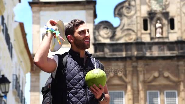 Turist promenader med kokos i Pelourinho, Bahia, Salvador, Brasilien — Stockvideo