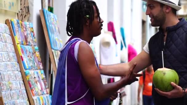 Brezilyalı Street turist Salvador, Bahia, Brezilya için onun ürünleri satan satıcı — Stok video