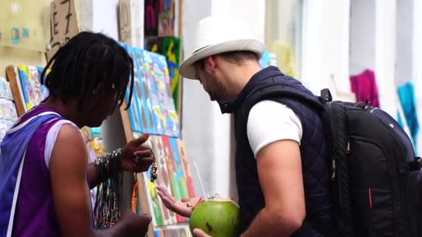 Venditore ambulante brasiliano che vende i suoi prodotti per il turista in Salvador, Bahia, Brasile — Video Stock