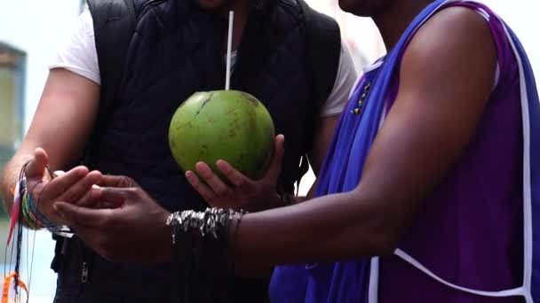 Venditore ambulante brasiliano che vende i suoi prodotti per il turista in Salvador, Bahia, Brasile — Video Stock