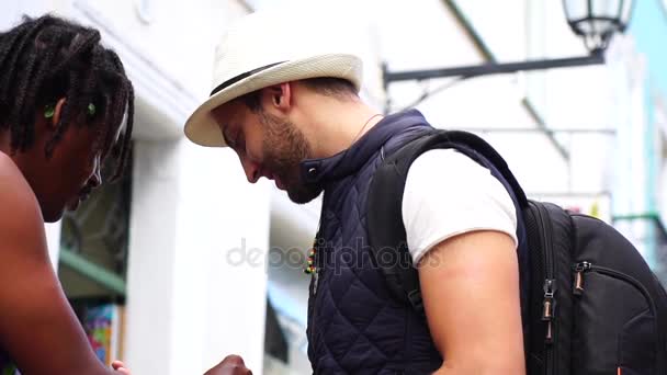 A termékek értékesítése a turista, Salvador, Bahia, Brazília, brazil utcai árust — Stock videók