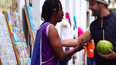 Sokak satıcısı turist Salvador, Bahia, Brezilya için onun ürünleri satan