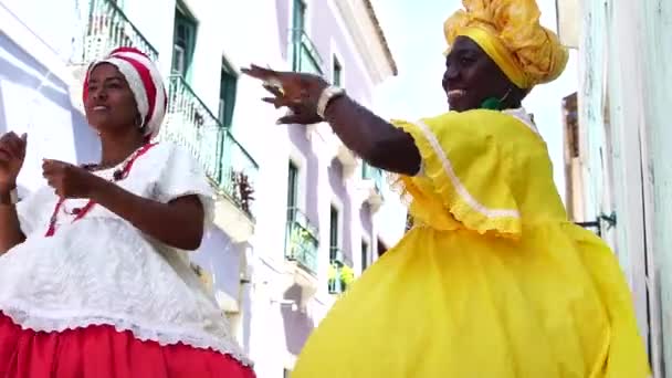 Mulheres Brasileiras (Baianas) dançando em Salvador, Bahia, Brasil — Vídeo de Stock