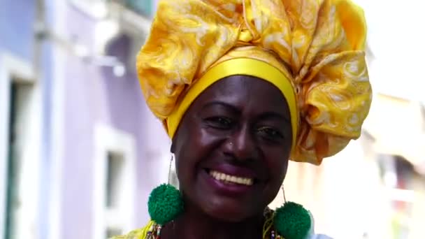 Mulher Brasileira (Baiana) dançando em Salvador, Bahia, Brasil — Vídeo de Stock