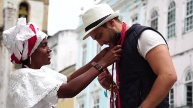 Brezilyalı kadın turist Salvador, Bahia kolyesini verilmesi
