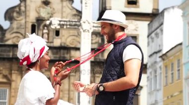Brezilyalı kadın turist Salvador, Bahia kolyesini verilmesi