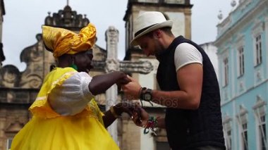 Dans turist şapkasını yerli kadın Brezilyalı insanlar için - 