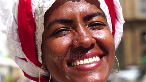 Портрет бразильской женщины, одетой в традиционный костюм баяна в Сальвадоре, Баия, Бразилия — стоковое видео