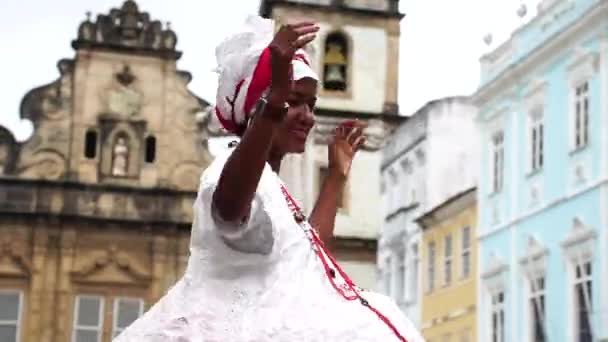 Braziliaanse vrouw (Baiana) dansen in Salvador, Bahia, Brazilië — Stockvideo