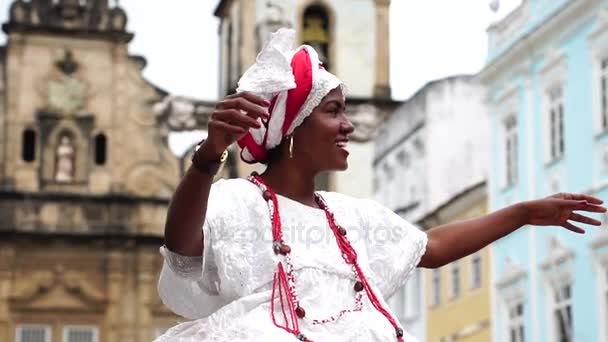 Mujer brasileña (Baiana) bailando en Salvador, Bahia, Brasil — Vídeos de Stock