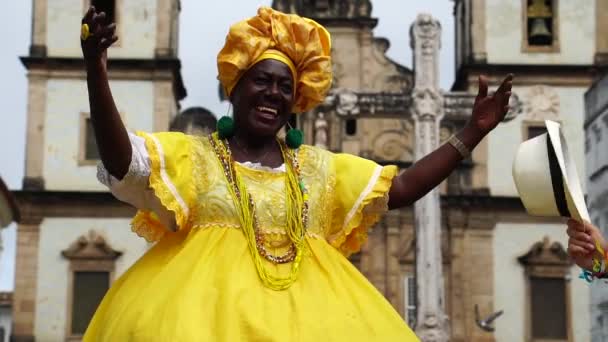 Mujer brasileña (Baiana) bailando en Salvador, Bahia, Brasil — Vídeos de Stock