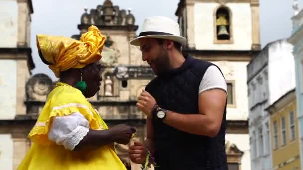 Tanzen mit baiana - brasilianerin in salvador, bahia, brasilien — Stockvideo