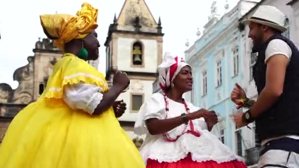 Tourist Dancing Lancia il cappello per la nativa brasiliana - "Baiana" a Salvador, Bahia — Video Stock