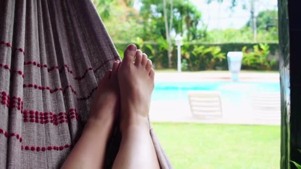 Mujer relajándose en hamaca — Vídeo de stock