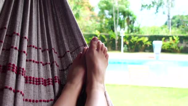 Žena odpočívající na houpací síti — Stock video