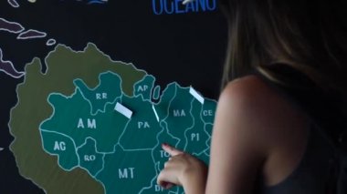 PIN konumu harita seyahat eden ülkelerin koyarak Gezgin kadın