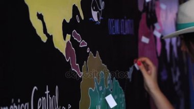 PIN konumu harita seyahat eden ülkelerin koyarak Gezgin kadın