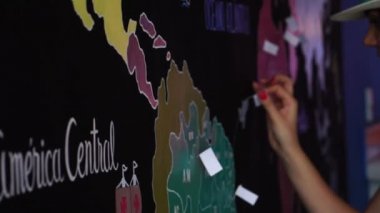 PIN konumu harita seyahat eden ülkelerin koyarak Gezgin kadın