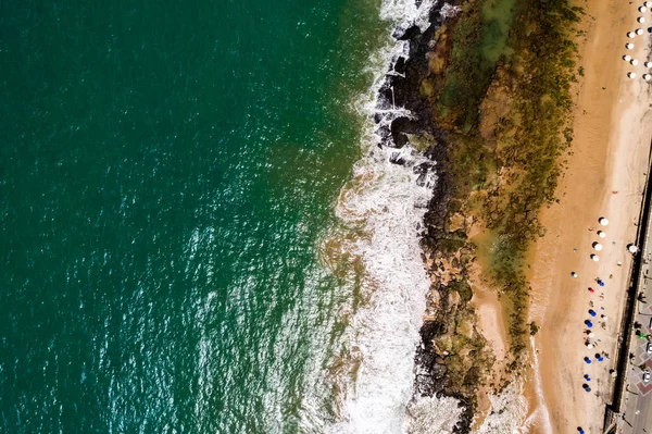 Blick von oben auf zermalmende Wellen — Stockfoto