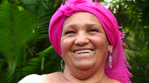 Portret kobiety brazylijski uśmiechający się — Wideo stockowe
