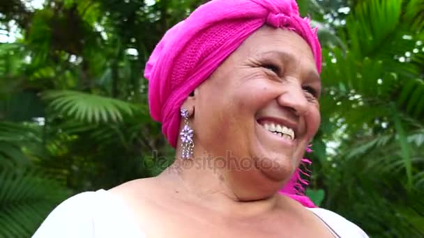 Porträtt av brasiliansk kvinna ler — Stockvideo