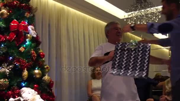 Οικογένεια στο σαλόνι ανταλλαγή Χριστούγεννα παρουσιάζει - Amigo Secreto — Αρχείο Βίντεο