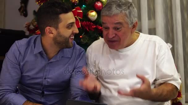 Πατέρας και γιος έχουν μια συνομιλία μέσω βίντεο για την ημέρα των Χριστουγέννων — Αρχείο Βίντεο