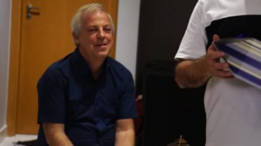 Aile Noel alışverişi salon üzerinde sunar - Amigo Secreto