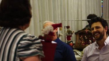 Aile Noel alışverişi salon üzerinde sunar - Amigo Secreto