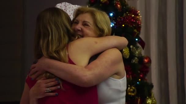 Mutter und Tochter im Wohnzimmer beim Austausch von Weihnachtsgeschenken - amigo secreto — Stockvideo