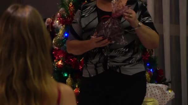 Família na sala de estar trocando presentes de Natal - Amigo Secreto — Vídeo de Stock