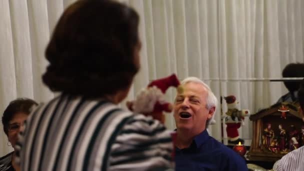 Famille sur le salon échangeant des cadeaux de Noël - Amigo Secreto 