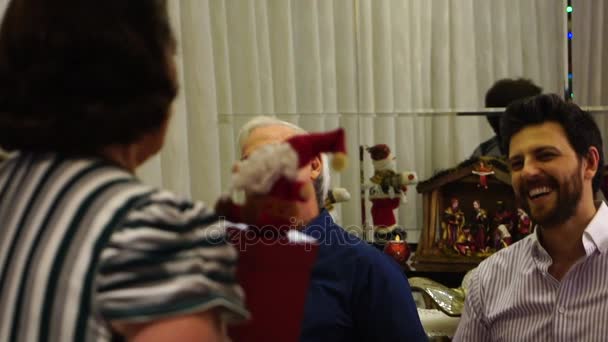 Família na sala de estar trocando presentes de Natal - Amigo Secreto — Vídeo de Stock