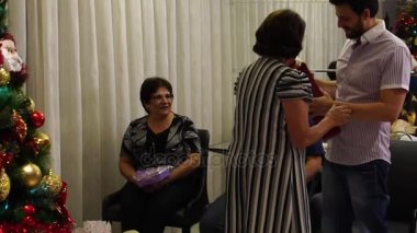 Aile Noel alışverişi salon üzerinde sunar - Amigo Secreto