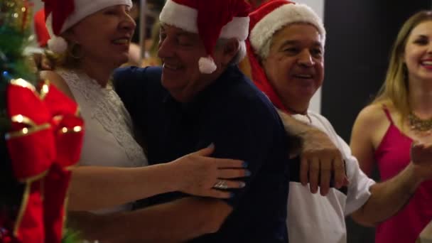 Familia en la sala de estar intercambiando regalos de Navidad — Vídeos de Stock