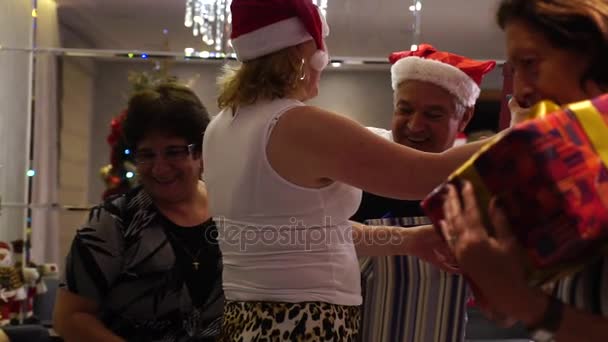 Familia en la sala de estar intercambiando regalos de Navidad — Vídeo de stock