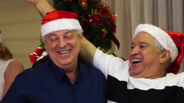 Братья обнимаются в Рождество — стоковое видео