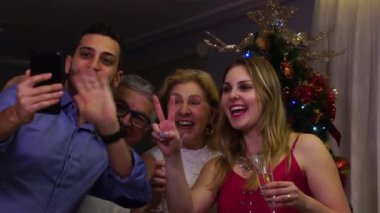 Noel günü görüntülü sohbet sahip aile